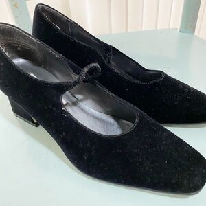 Vintage Coup D’Etat  Size 6  Women’s Black Velvet Mary Jane Heels.